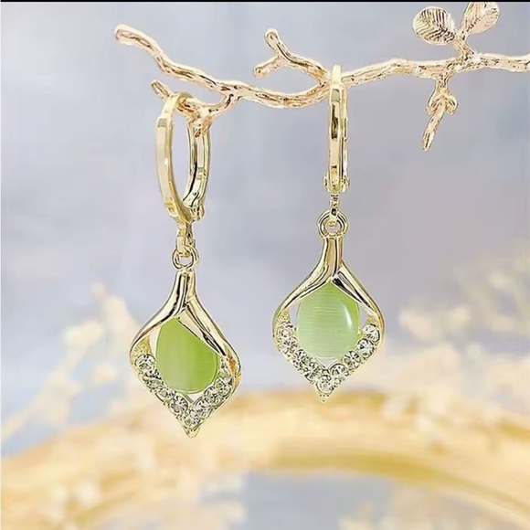 Anthropologie Jewelry - New! Gold and Pearl Drop Earrings unique